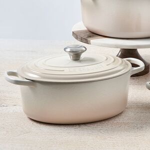 New Le Creuset 6.75 quart Enameled Cast Iron Signature Oval Dutch Oven Meringue